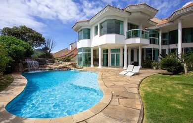 Imagem: A casa possui 5 Dormitórios, 5 Banheiros, 5 Vagas na garagem