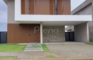 Imagem: A casa possui 3 Dormitórios, 2 Banheiros, 4 Vagas na garagem