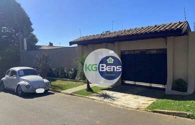 Imagem: A casa possui 4 Dormitórios, 4 Banheiros, 2 Vagas na garagem