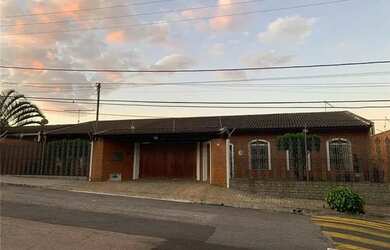 Imagem: A casa possui 4 Dormitórios, 4 Banheiros, 4 Vagas na garagem