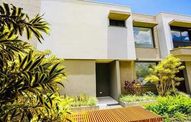 Imagem 2: Casa em São Paulo. Piscina, Varanda, 455m² de Áreae4 Vagas na garagem