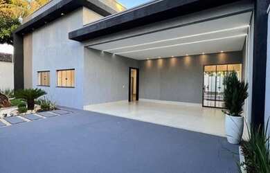 Imagem: A casa possui 3 Dormitórios, 2 Banheiros e está localizado