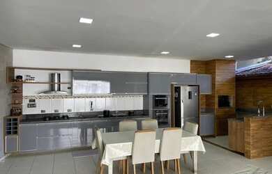 Imagem: A casa possui 3 Dormitórios, 4 Banheiros, 3 Vagas na garagem