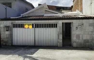 Imagem: A casa possui 4 Dormitórios, 2 Banheiros, 3 Vagas na garagem