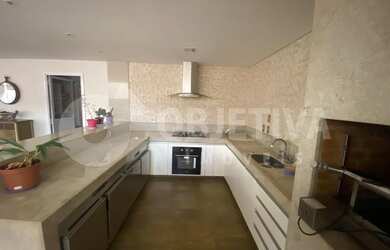 Imagem: A casa possui 4 Dormitórios, 4 Banheiros, 3 Vagas na garagem