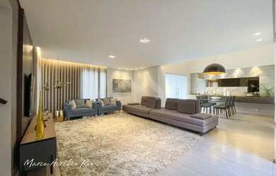 Imagem: A casa possui 3 Dormitórios, 5 Banheiros, 4 Vagas na garagem