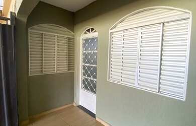 Imagem: A casa possui 3 Dormitórios, 1 Banheiro, 2 Vagas na garagem