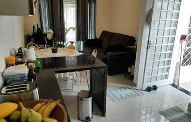 Imagem: A casa possui 3 Dormitórios, 1 Banheiro, 2 Vagas na garagem