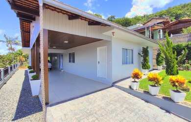 Imagem: A casa possui 4 Dormitórios, 2 Banheiros, 3 Vagas na garagem