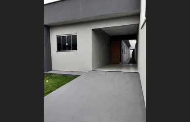 Imagem: A casa possui 3 Dormitórios, 2 Banheiros, 2 Vagas na garagem