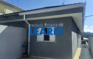 Imagem: A casa possui 3 Dormitórios, 1 Banheiro, 2 Vagas na garagem