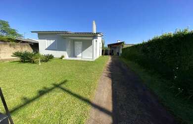 Imagem: A casa possui 2 Dormitórios, 2 Banheiros, 1 Vaga na garagem