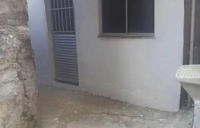 Imagem: A casa possui 2 Dormitórios, 1 Banheiro, 2 Vagas na garagem