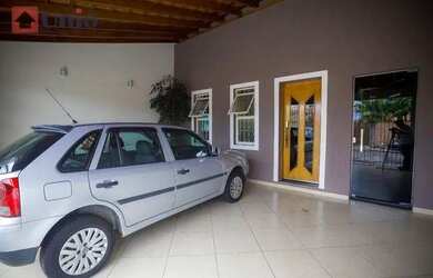 Imagem: A casa possui 2 Dormitórios, 1 Banheiro, 2 Vagas na garagem