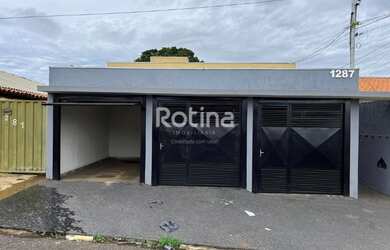 Imagem: A casa possui 3 Dormitórios, 1 Banheiro, 1 Vaga na garagem