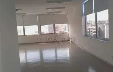 Imagem: O depósito possui 2 Vagas na garagem, 74m² de Área e está