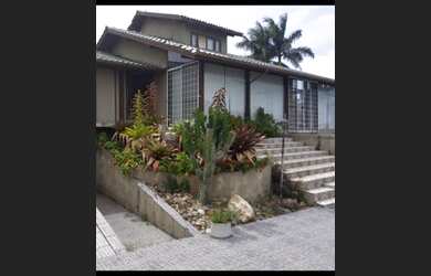 Imagem: A casa possui 5 Dormitórios, 4 Banheiros, 4 Vagas na garagem