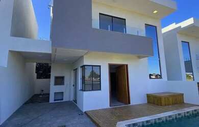 Imagem: A casa possui 3 Dormitórios, 3 Banheiros, 2 Vagas na garagem