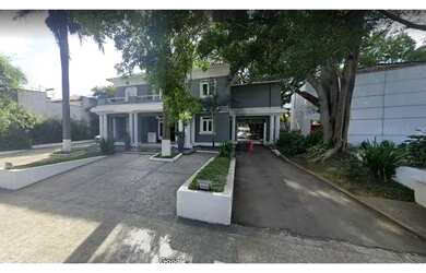 Imagem: A casa possui 5 Dormitórios, 5 Banheiros, 5 Vagas na garagem