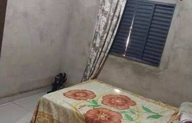 Imagem: A casa possui 3 Dormitórios, 1 Banheiro e está localizado