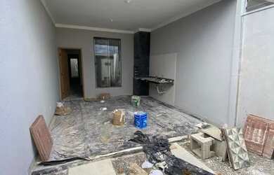 Imagem: A casa possui 2 Dormitórios, 2 Banheiros, 2 Vagas na garagem