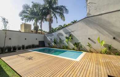 Imagem: A casa em condomínio possui 4 Dormitórios, 5 Banheiros, 3