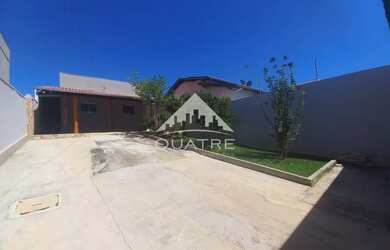 Imagem: A casa possui 3 Dormitórios, 2 Banheiros, 5 Vagas na garagem