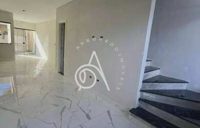 Imagem: A casa possui 2 Dormitórios, 2 Banheiros, 2 Vagas na garagem