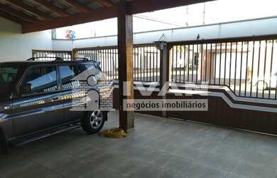 Imagem: A casa possui 3 Dormitórios, 3 Banheiros, 5 Vagas na garagem