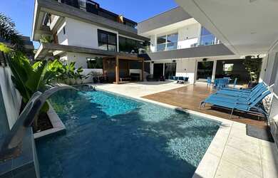 Imagem: A casa possui 5 Dormitórios, 5 Banheiros, 5 Vagas na garagem