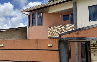 Imagem: A casa possui 4 Dormitórios, 4 Banheiros, 5 Vagas na garagem