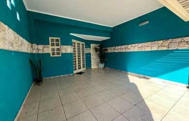 Imagem: A casa possui 2 Dormitórios, 2 Banheiros, 2 Vagas na garagem