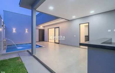 Imagem 7: Casa residencial com 3 suítes disponível para venda no bairro Laranjeiras...