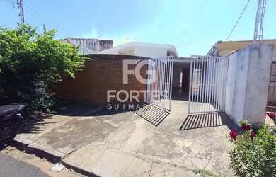 Imagem: A casa possui 4 Dormitórios, 3 Banheiros, 1 Vaga na garagem