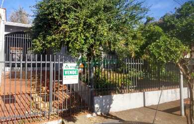 Imagem: A casa possui 2 Dormitórios, 1 Banheiro, 2 Vagas na garagem