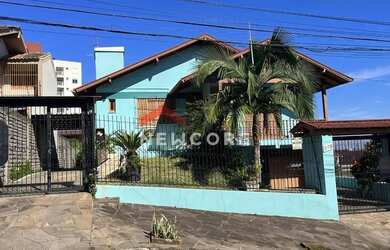 Imagem: A casa possui 5 Dormitórios, 3 Banheiros, 2 Vagas na garagem