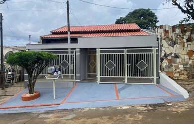 Imagem: A casa possui 3 Dormitórios, 1 Banheiro, 1 Vaga na garagem