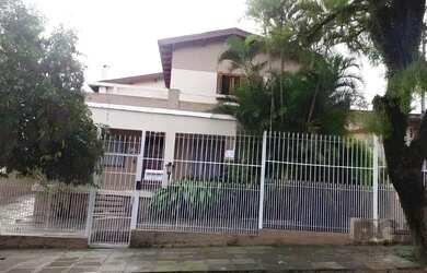 Imagem: A casa possui 3 Dormitórios, 4 Banheiros, 4 Vagas na garagem