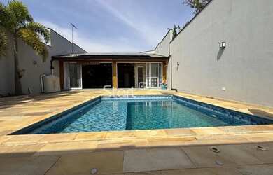 Imagem: A casa possui 3 Dormitórios, 4 Banheiros, 3 Vagas na garagem