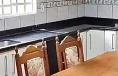 Imagem: A casa possui 2 Dormitórios, 1 Banheiro, 1 Vaga na garagem