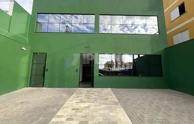 Imagem: O depósito possui 5 Vagas na garagem, 110m² de Área e está