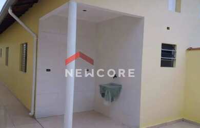 Imagem: A casa possui 2 Dormitórios, 2 Banheiros, 2 Vagas na garagem