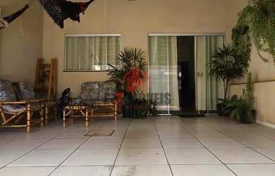 Imagem: A casa possui 2 Dormitórios, 2 Banheiros, 2 Vagas na garagem