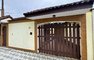 Imagem: A casa possui 2 Dormitórios, 2 Banheiros, 4 Vagas na garagem