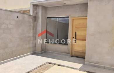 Imagem: A casa possui 3 Dormitórios, 2 Banheiros, 2 Vagas na garagem