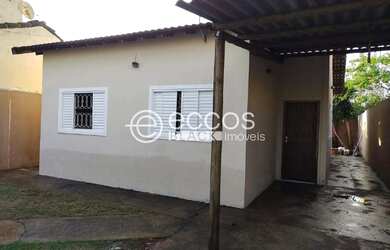 Imagem: A casa possui 3 Dormitórios, 2 Banheiros, 2 Vagas na garagem