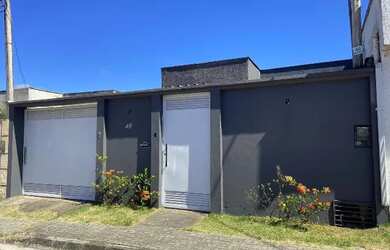 Imagem: A casa possui 2 Dormitórios, 1 Banheiro, 3 Vagas na garagem