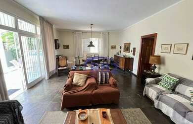 Imagem: A casa possui 4 Dormitórios, 4 Banheiros, 5 Vagas na garagem