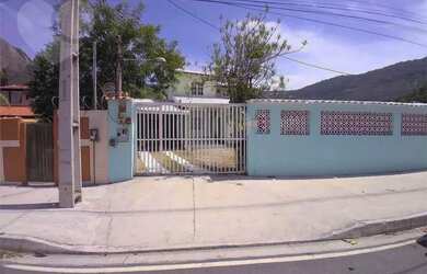 Imagem: A casa possui 4 Dormitórios, 3 Banheiros, 4 Vagas na garagem