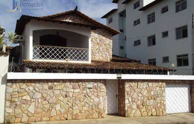 Imagem: A casa possui 3 Dormitórios, 3 Banheiros, 2 Vagas na garagem